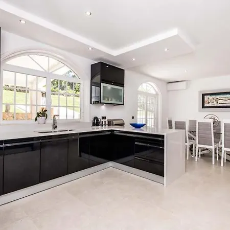 빌라 Sleeps 8 With Pool Air Con And Wifi 퀸타도라고