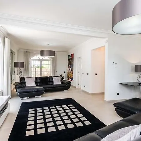 Sleeps 8 With Pool Air Con And Wifi