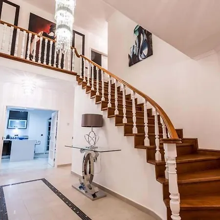 Sleeps 8 With Pool Air Con And Wifi Villa Quinta do Lago